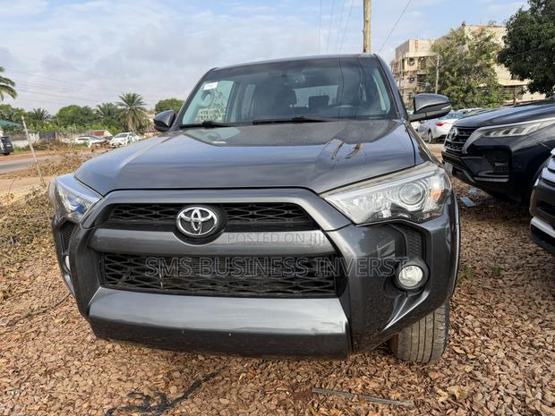 Toyota 4-Runner SR5 4x4 2018 Gray