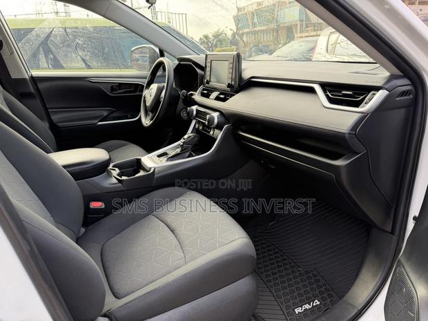 Toyota RAV4 LE 2021 White