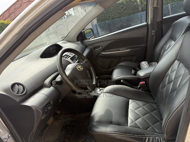 Toyota Yaris 2010 Silver