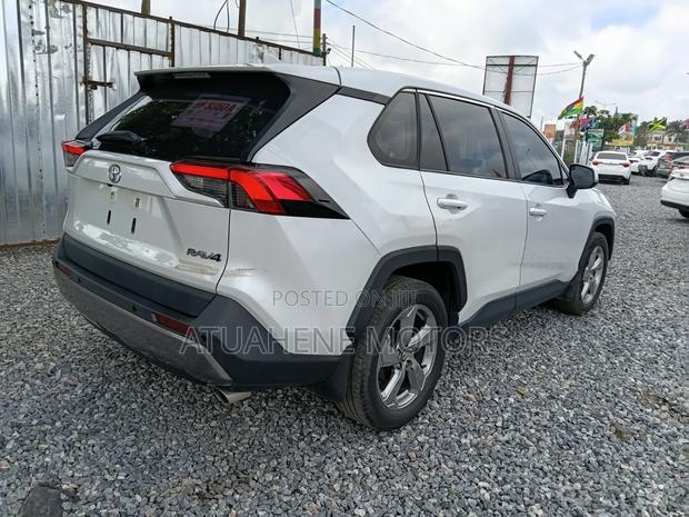 Toyota RAV4 2022 White
