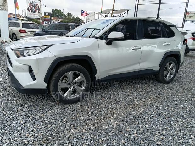 Toyota RAV4 2022 White