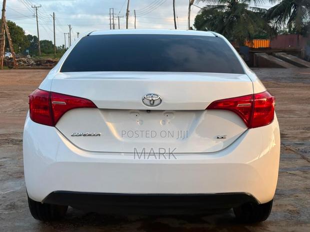 Toyota Corolla LE (1.8L 4cyl 2A) 2018 White