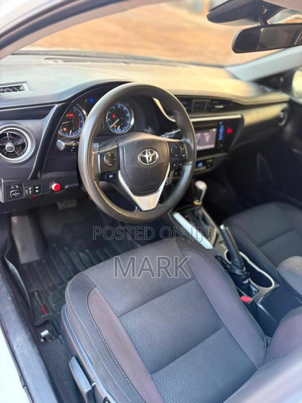 Toyota Corolla LE (1.8L 4cyl 2A) 2018 White