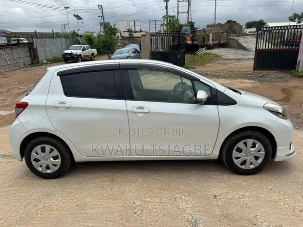 Toyota Vitz 2011 Pearl