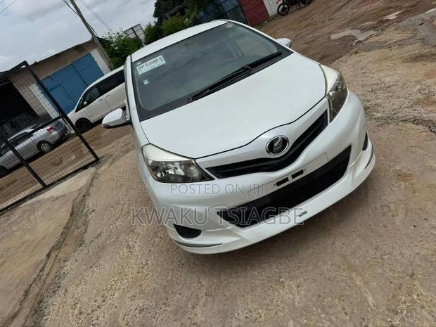 Toyota Vitz 2011 Pearl