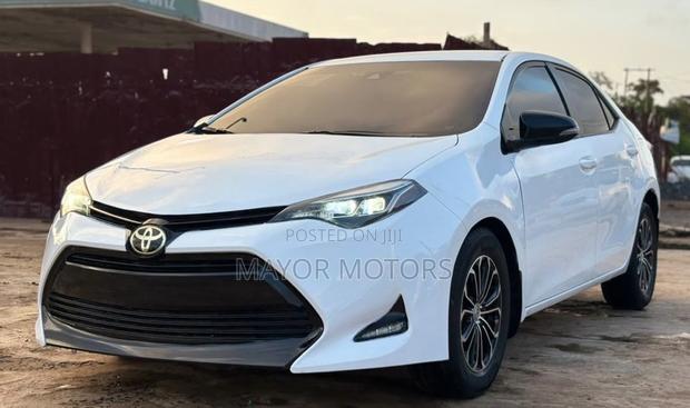Toyota Corolla LE (1.8L 4cyl 2A) 2018 White