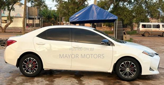 Toyota Corolla LE (1.8L 4cyl 2A) 2018 White
