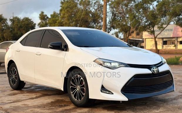 Toyota Corolla LE (1.8L 4cyl 2A) 2018 White