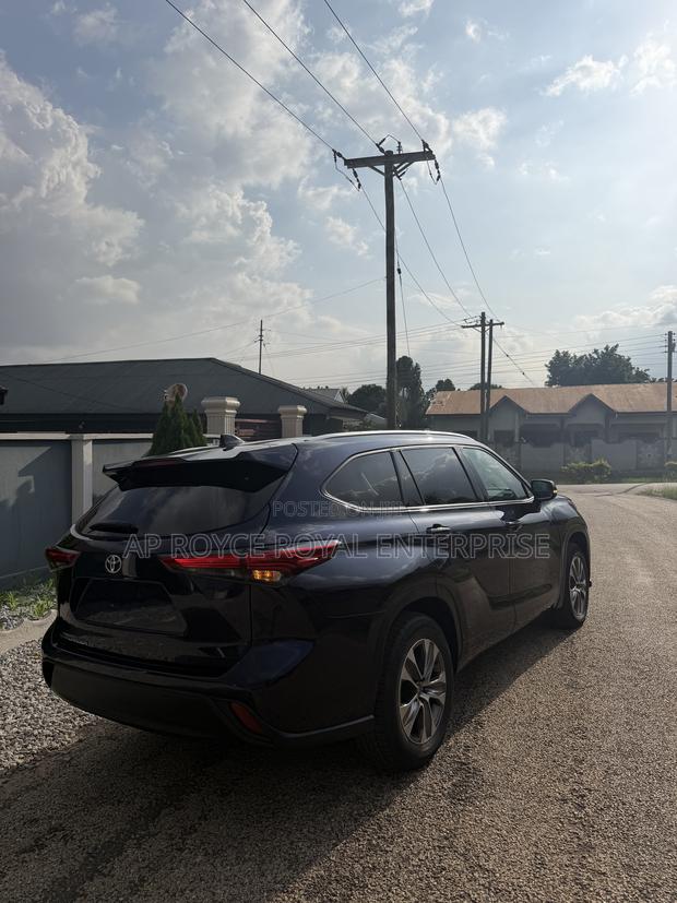 Toyota Highlander XLE 2021 Blue