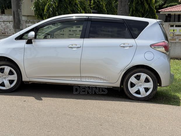 Toyota Ractis 1.5 FWD 2014 Silver