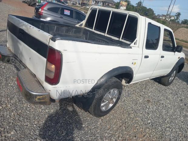 Nissan Hardbody 2010 White