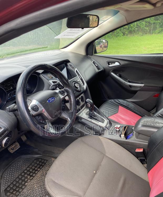 Ford Focus SE Sedan FWD (2.0L 4cyl 5M) 2013 Red