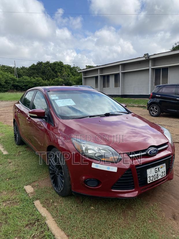 Ford Focus SE Sedan FWD (2.0L 4cyl 5M) 2013 Red