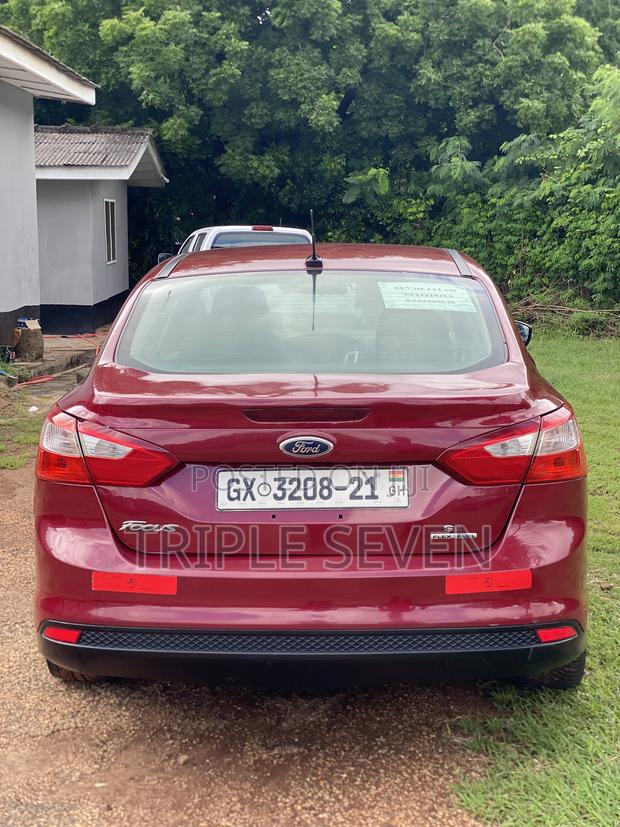 Ford Focus SE Sedan FWD (2.0L 4cyl 5M) 2013 Red