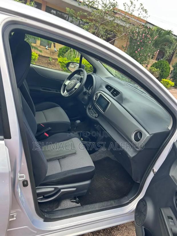 Toyota Vitz 1.3 FWD 5dr 2012 Gray