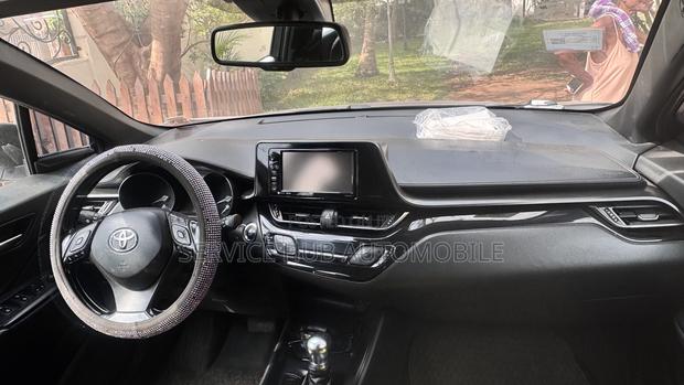 Toyota C-HR XLE FWD Sport Utility (2.0L 4cyl 2AM) 2018 Gray