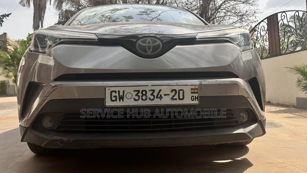 Toyota C-HR XLE FWD Sport Utility (2.0L 4cyl 2AM) 2018 Gray