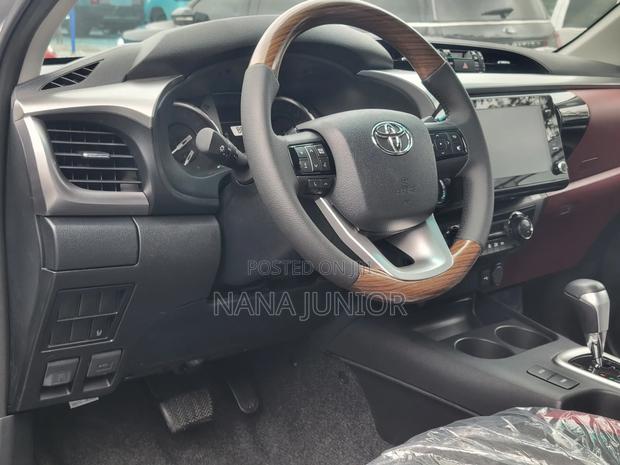 New Toyota Hilux 2025 Silver