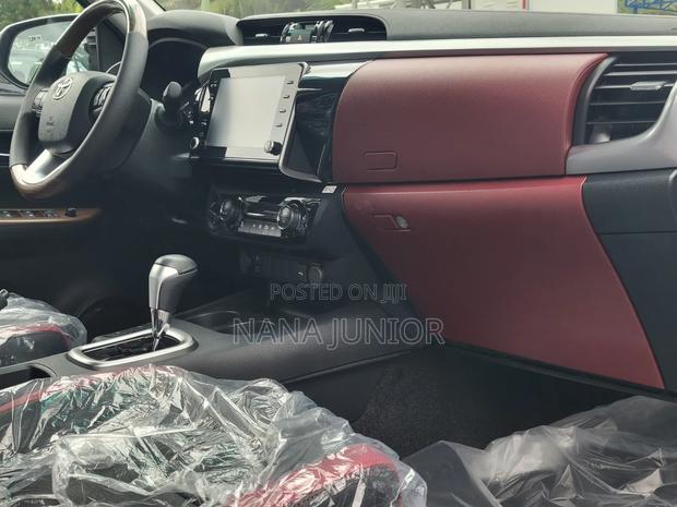 New Toyota Hilux 2025 Silver