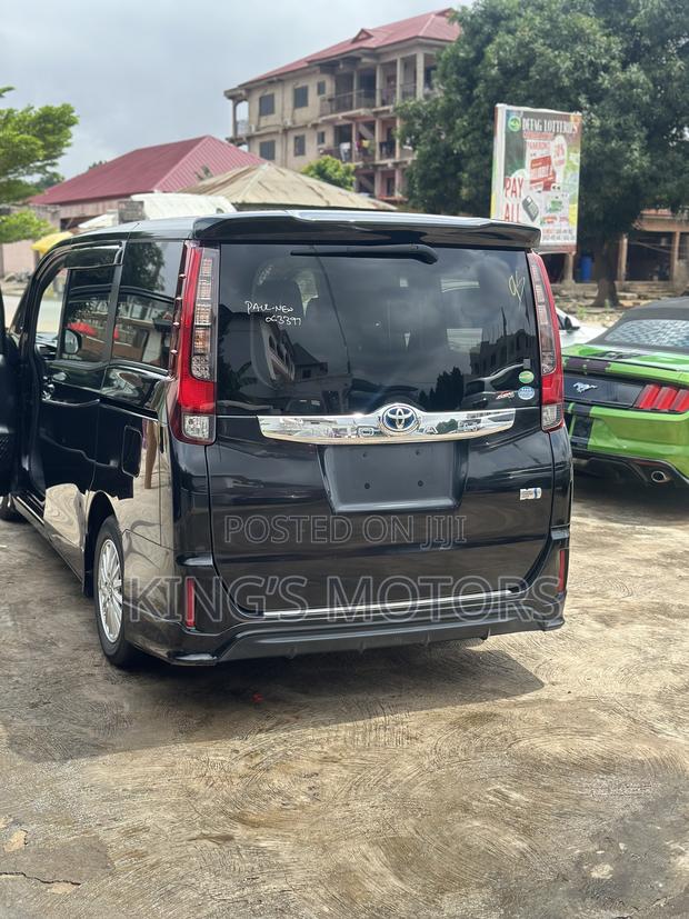 Toyota Noah 1.8 FWD Hybrid (7 seater) 2015 Black