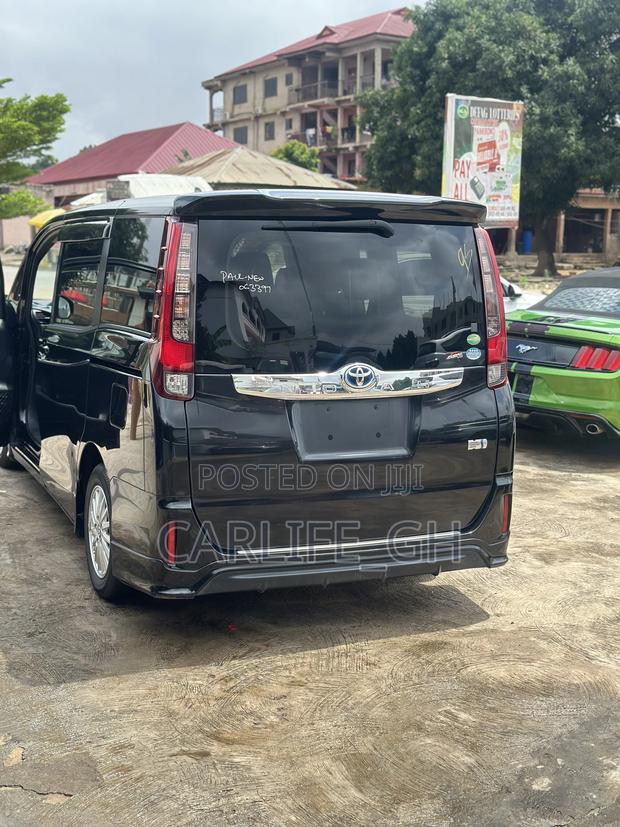 Toyota Noah 1.8 FWD Hybrid (7 seater) 2015 Black