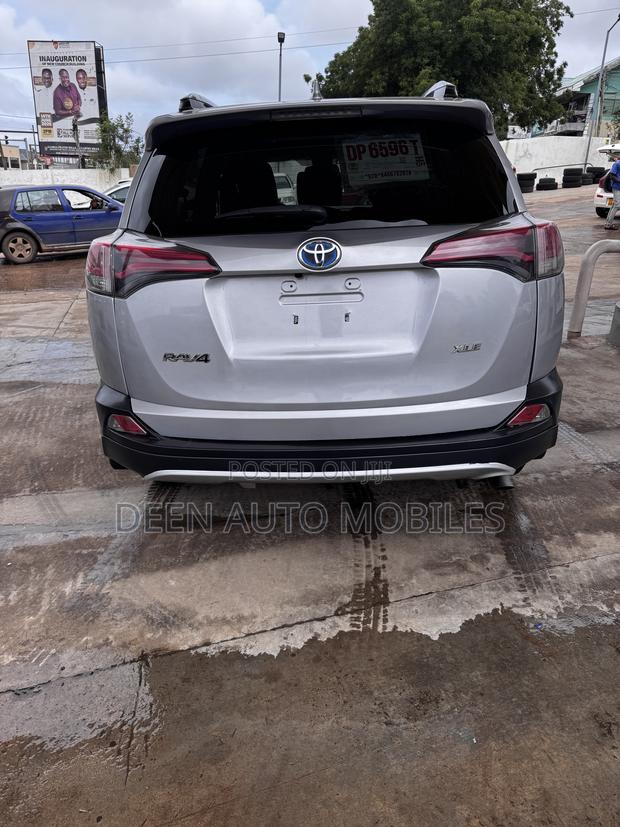 Toyota RAV4 XLE 4dr SUV AWD (2.5L 4cyl 6A) 2018 Silver