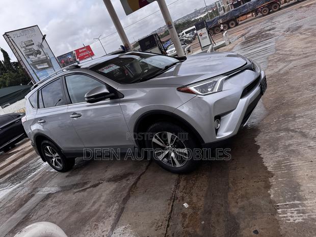 Toyota RAV4 XLE 4dr SUV AWD (2.5L 4cyl 6A) 2018 Silver