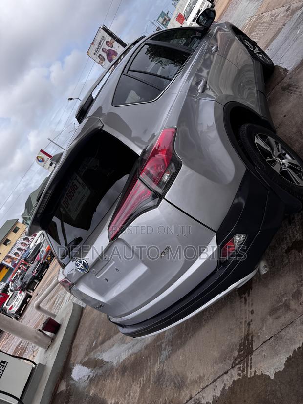 Toyota RAV4 XLE 4dr SUV AWD (2.5L 4cyl 6A) 2018 Silver