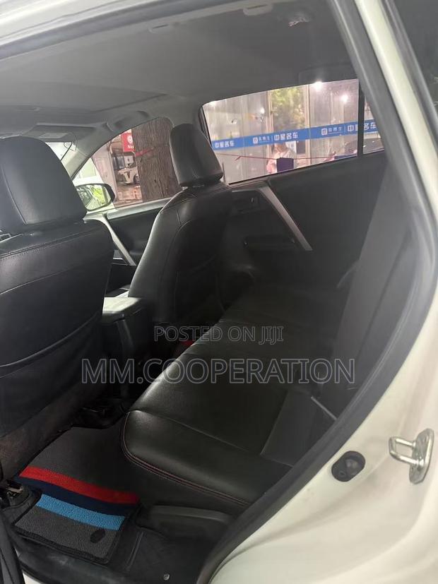 Toyota RAV4 XLE 4dr SUV AWD (2.5L 4cyl 6A) 2018 White