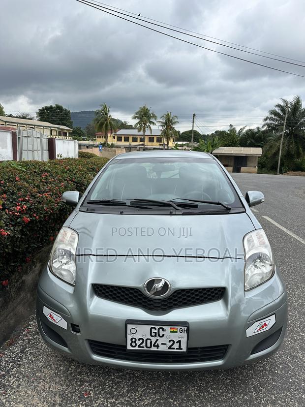 Toyota Vitz 1.3 FWD 5dr 2010 Gray