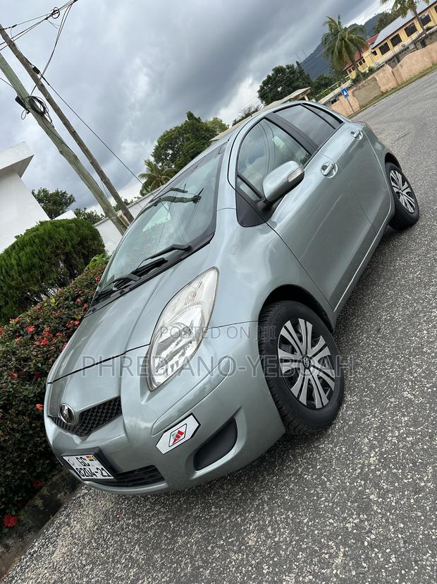 Toyota Vitz 1.3 FWD 5dr 2010 Gray
