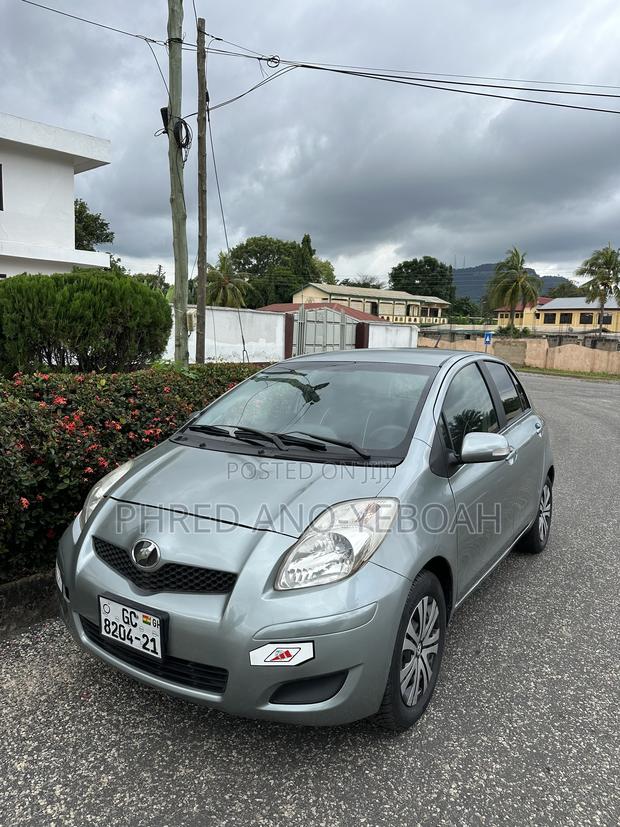 Toyota Vitz 1.3 FWD 5dr 2010 Gray