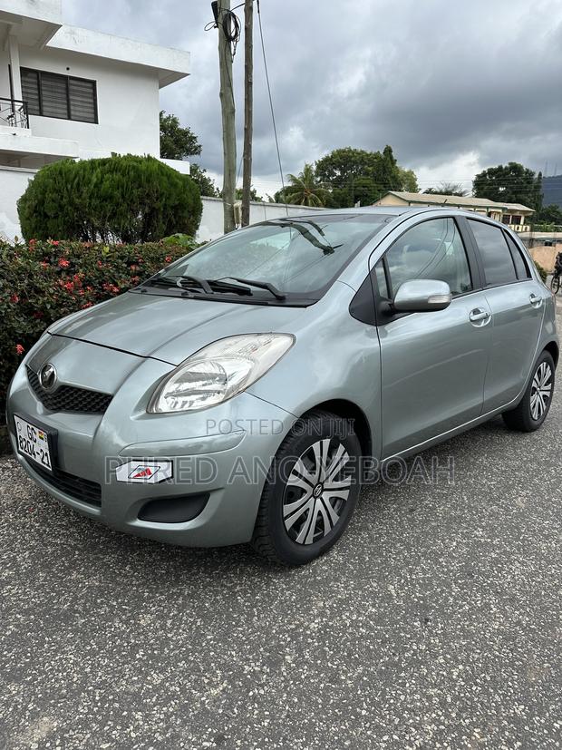 Toyota Vitz 1.3 FWD 5dr 2010 Gray