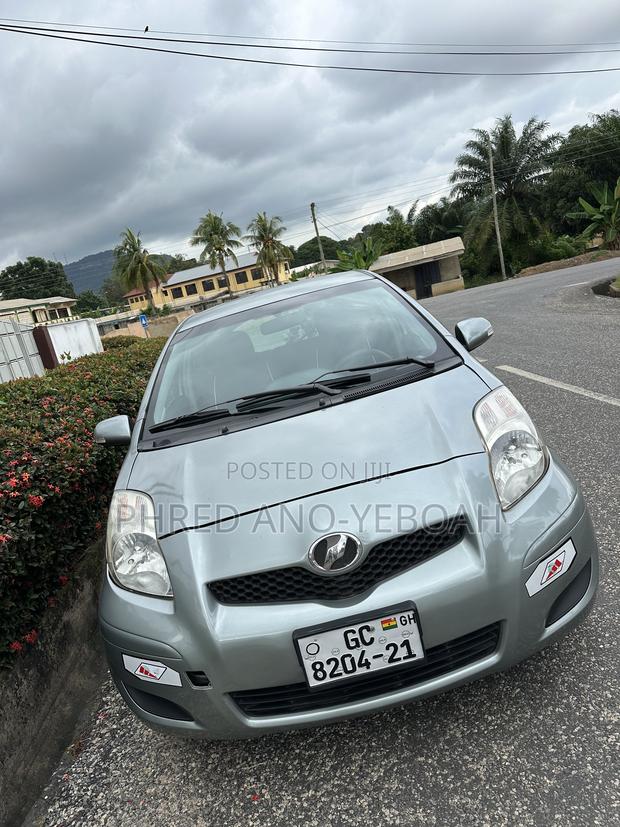 Toyota Vitz 1.3 FWD 5dr 2010 Gray