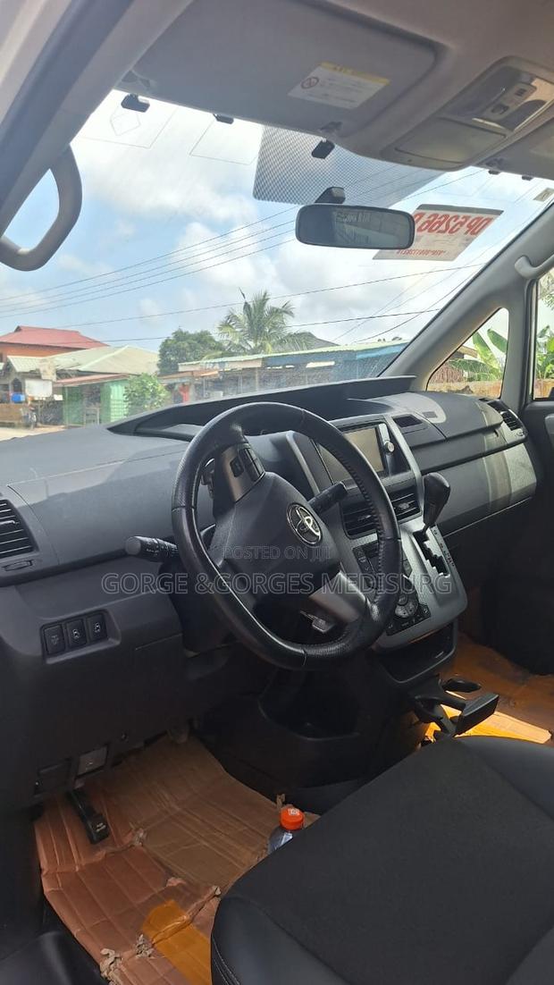 Toyota Voxy 2013 Black
