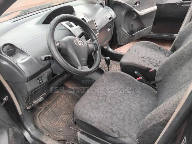 Toyota Vitz 2010 Black