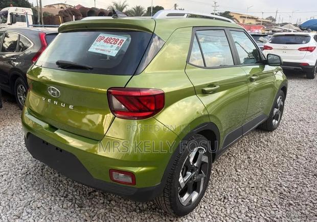Hyundai Venue 2021 Green
