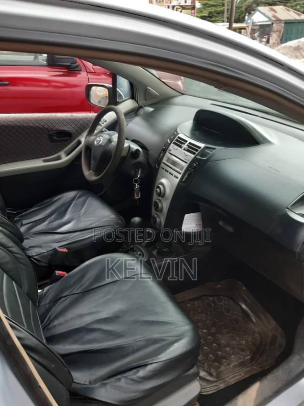 Toyota Yaris Base Hatchback 5dr 2010 Silver