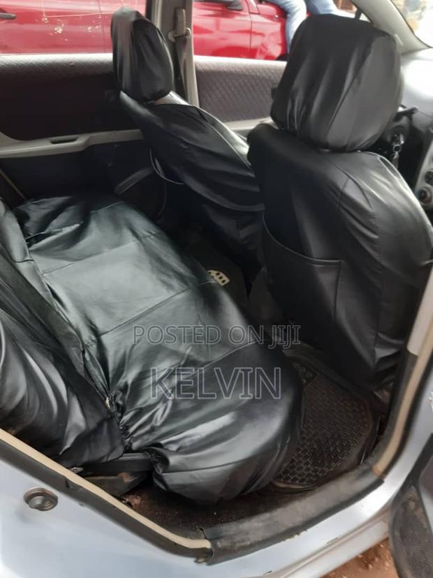 Toyota Yaris Base Hatchback 5dr 2010 Silver