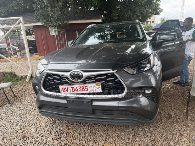 Toyota Highlander XLE 2022 Gray