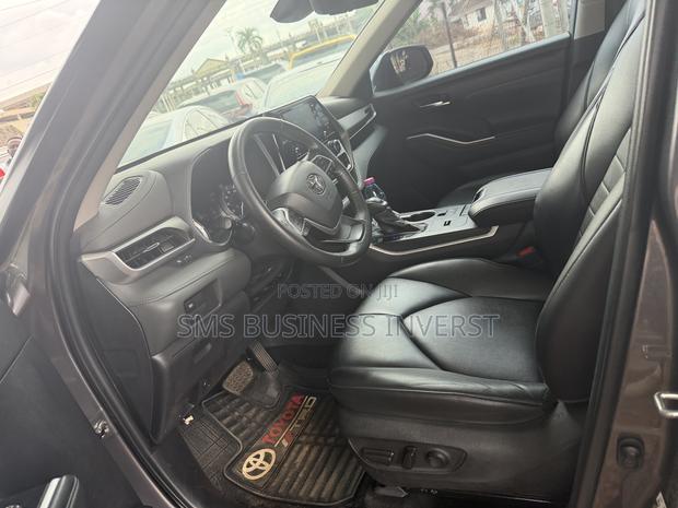 Toyota Highlander XLE 2022 Gray