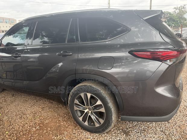 Toyota Highlander XLE 2022 Gray