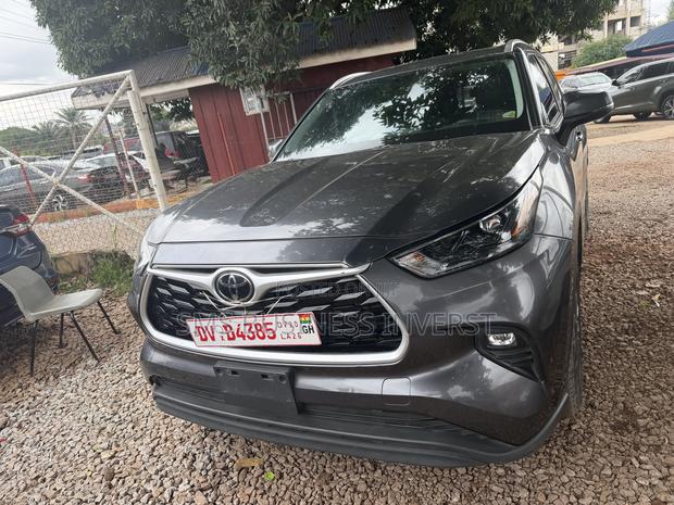 Toyota Highlander XLE 2022 Gray