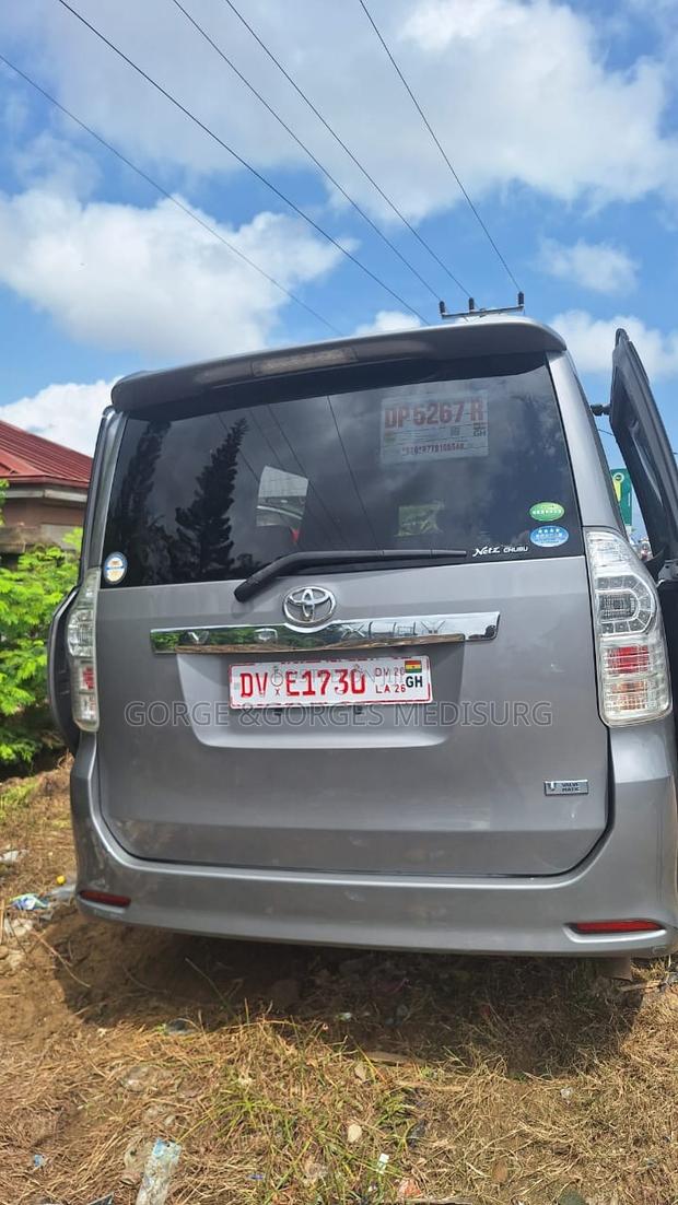 Toyota Voxy 2013 Gray