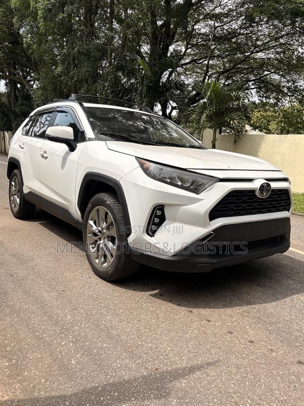 Toyota RAV4 XLE Premium FWD 2020 White