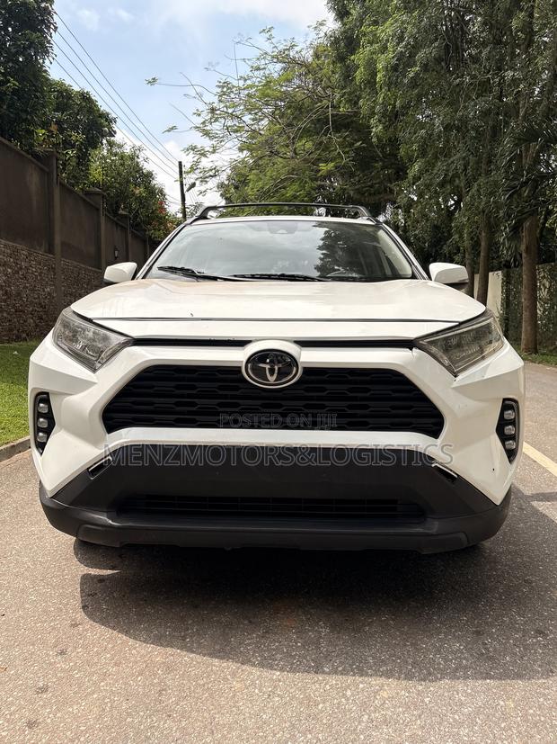 Toyota RAV4 XLE Premium FWD 2020 White