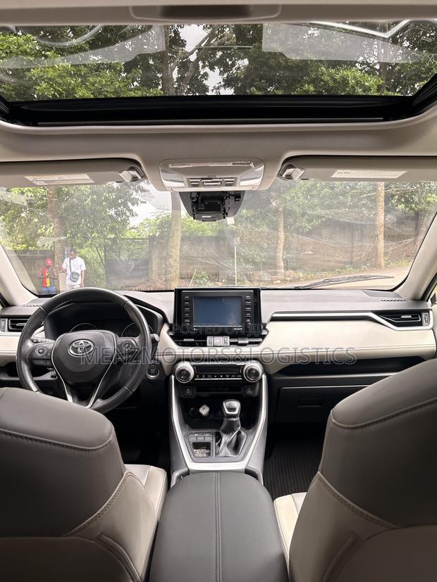 Toyota RAV4 XLE Premium FWD 2020 White