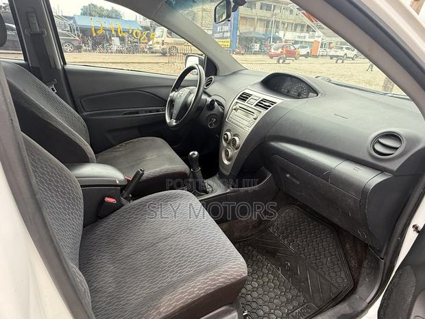 Toyota Yaris Base Sedan 4dr 2010 White