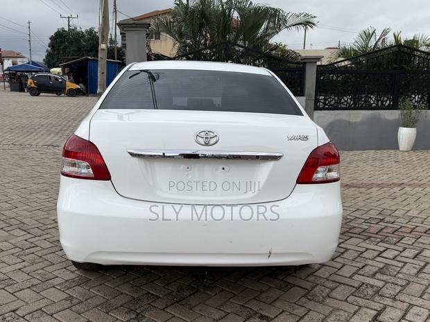 Toyota Yaris Base Sedan 4dr 2010 White