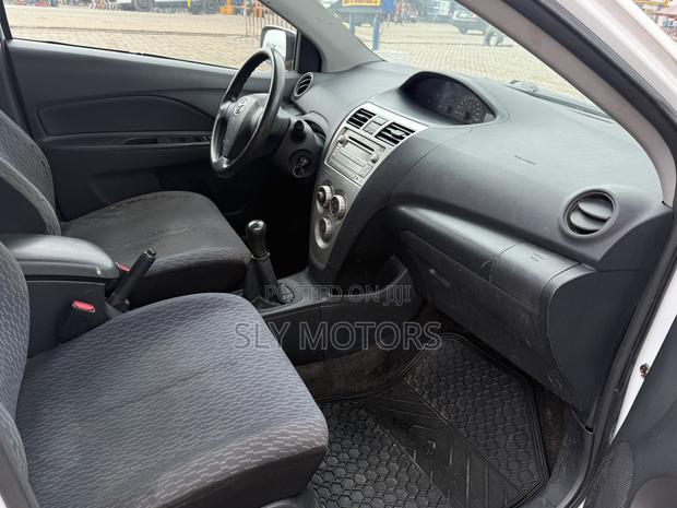 Toyota Yaris Base Sedan 4dr 2010 White